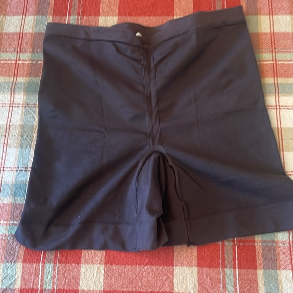 Hanes Her Way Shorts Shape wear - Picture 2 of 6